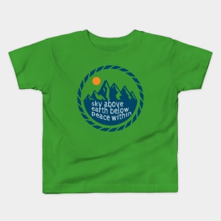 Cool mountain design for hikers and climbers Kids T-Shirt